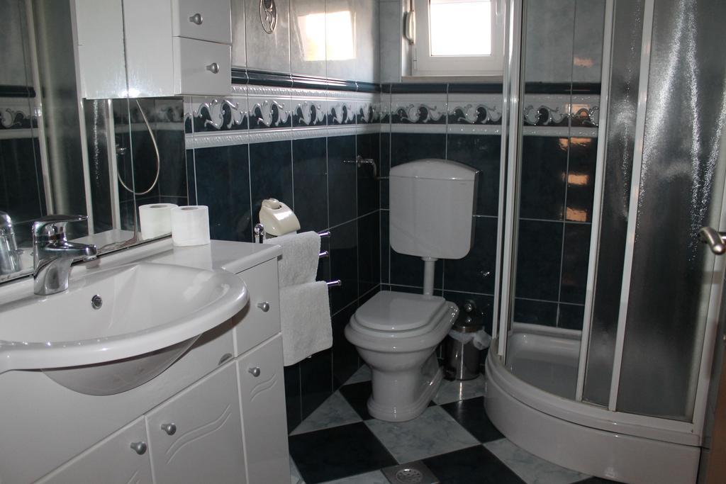 Apartments Roko Kolinda *