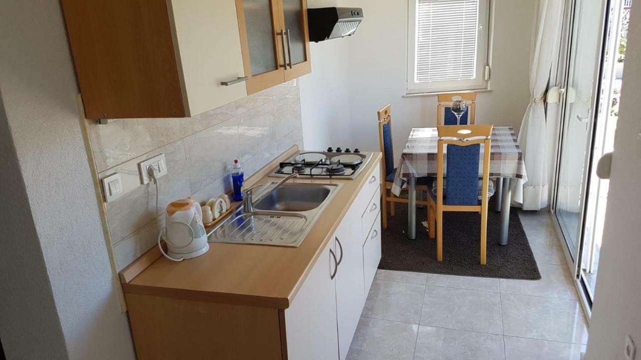Apartments Roko Kolinda *